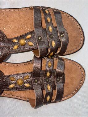 NWOT Naturalizer Brown Leather Multi-Strap Sandals with Gold Accents